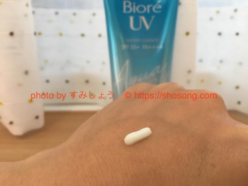 アクアリッチウォータリーエッセンスを手に塗っている
