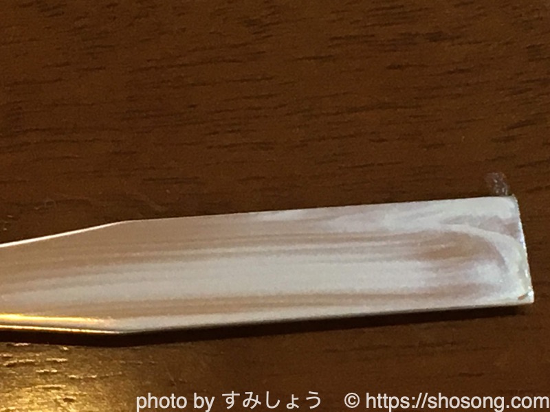 スパチュラに塗り広げたヒフミドクリーム