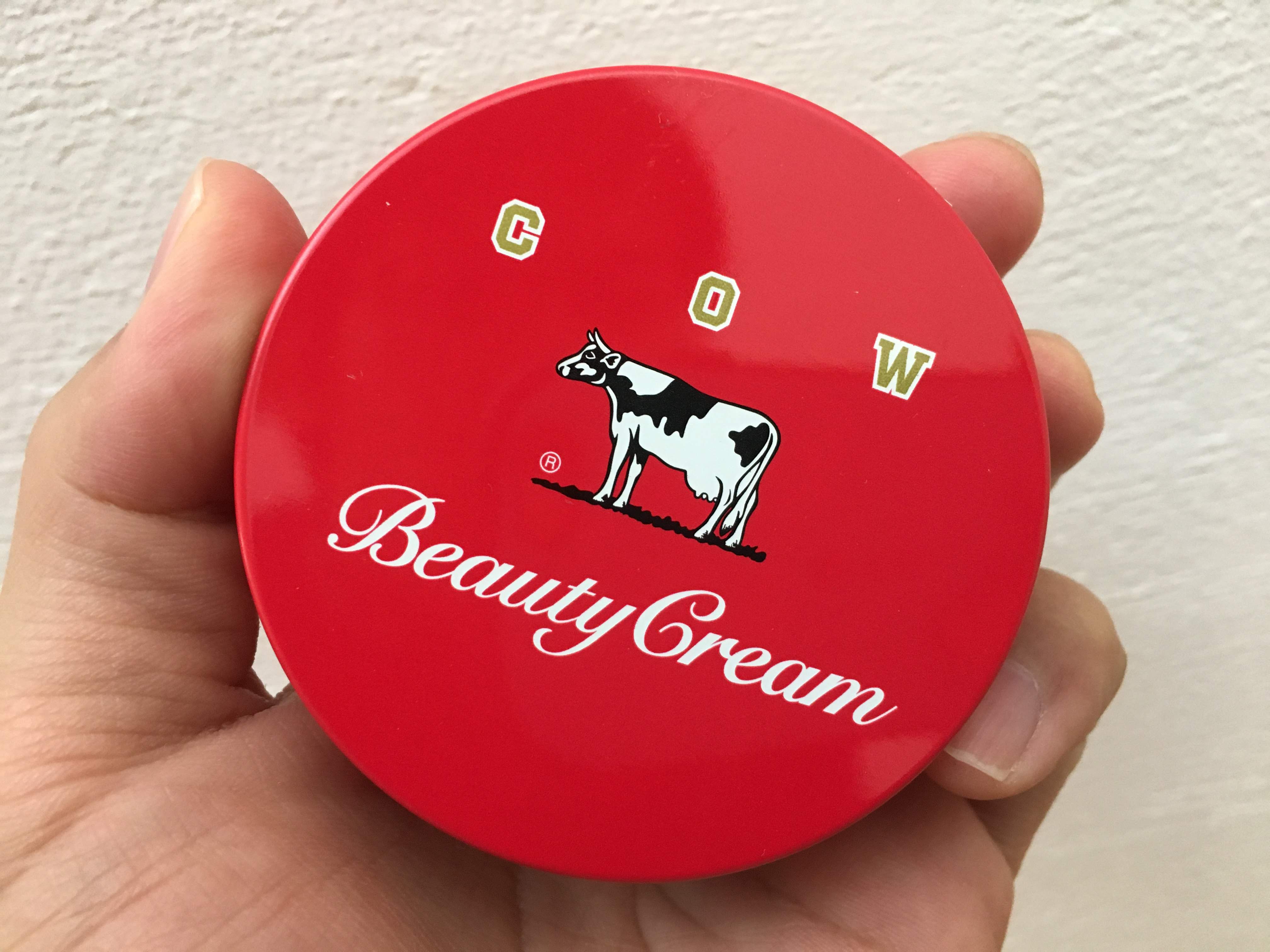 牛乳石鹸クリームの缶の表面